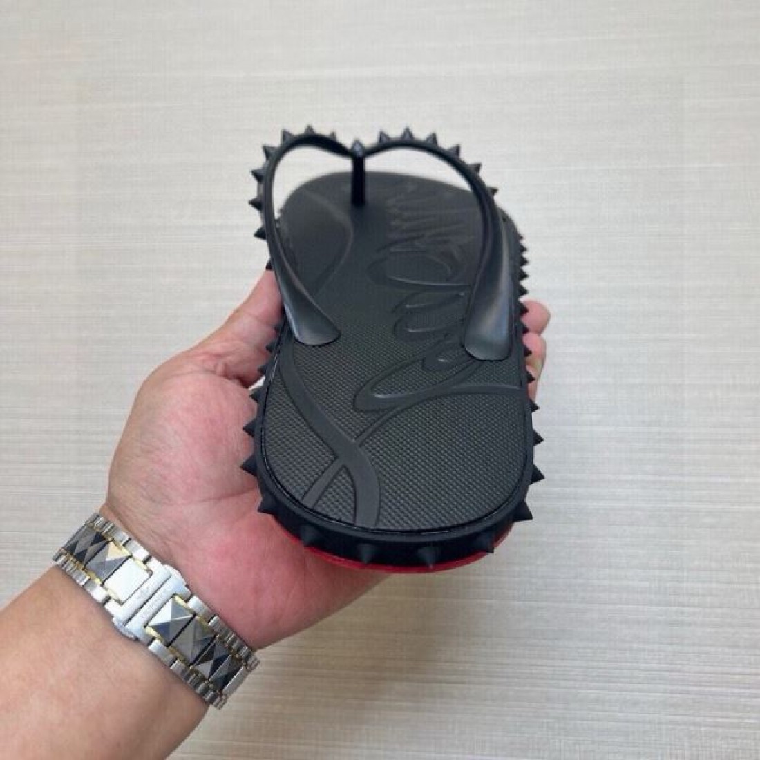 オールブラック スパイク装飾 都会派デザイン クールな佇まい Christian Louboutin クリスチャン・ルブタン コピー トングサンダル