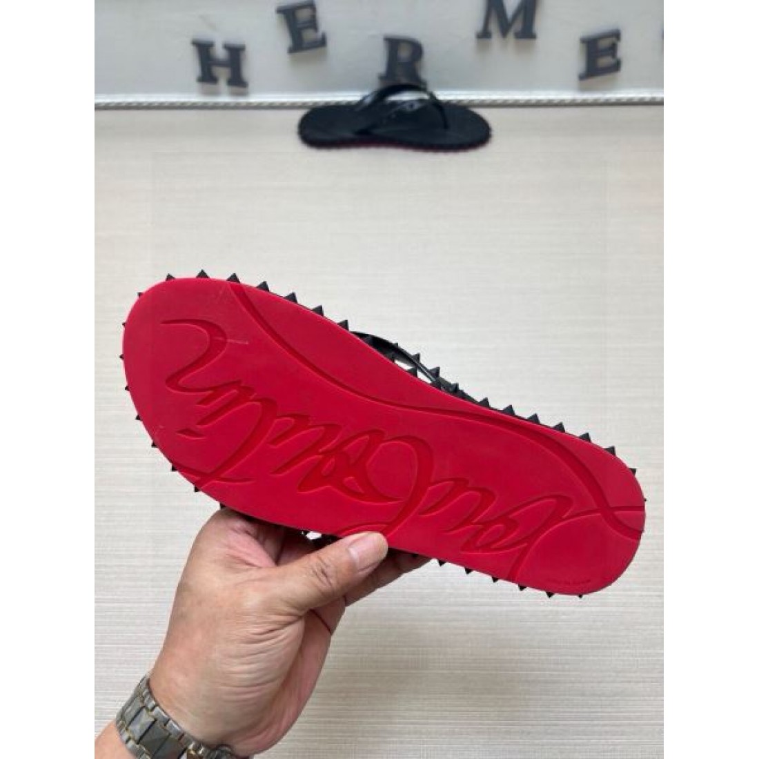 オールブラック スパイク装飾 都会派デザイン クールな佇まい Christian Louboutin クリスチャン・ルブタン コピー トングサンダル