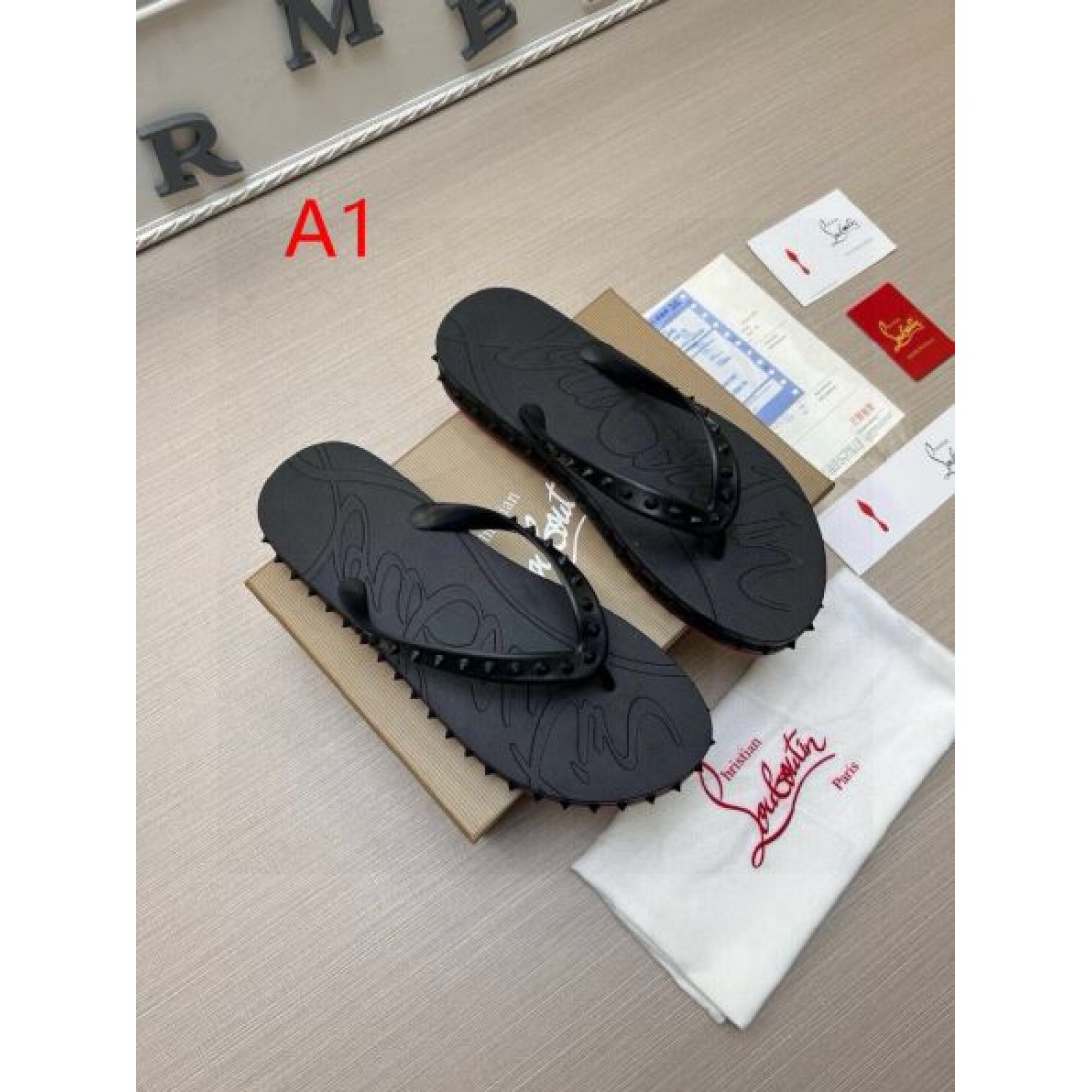 スタッズストラップ グリップソール 快適フィット CHRISTIAN LOUBOUTIN クリスチャンルブタン コピー ビーチサンダル モードスポーツ SNS注目