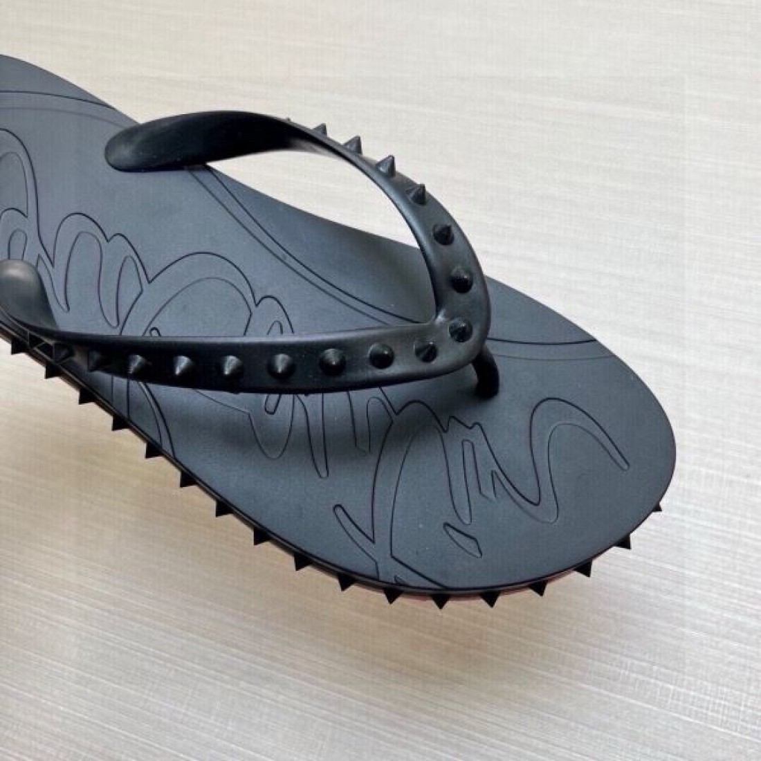スタッズストラップ グリップソール 快適フィット CHRISTIAN LOUBOUTIN クリスチャンルブタン コピー ビーチサンダル モードスポーツ SNS注目