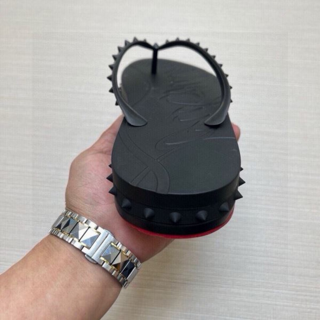 スタッズストラップ グリップソール 快適フィット CHRISTIAN LOUBOUTIN クリスチャンルブタン コピー ビーチサンダル モードスポーツ SNS注目