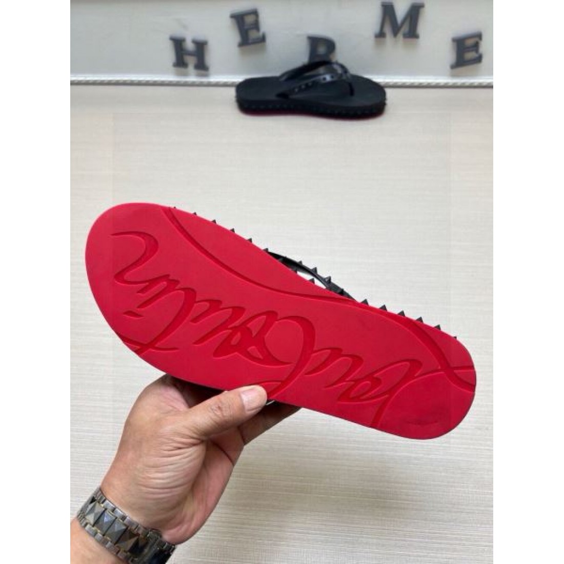 スタッズストラップ グリップソール 快適フィット CHRISTIAN LOUBOUTIN クリスチャンルブタン コピー ビーチサンダル モードスポーツ SNS注目