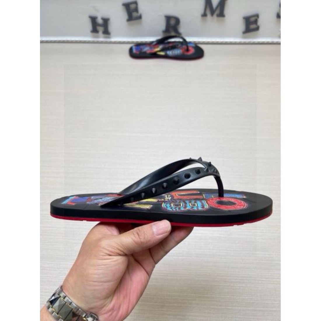  スタッズストラップ 軽快フォルム CHRISTIAN LOUBOUTIN クリスチャンルブタン コピー トングサンダル 話題沸騰 限定ムード