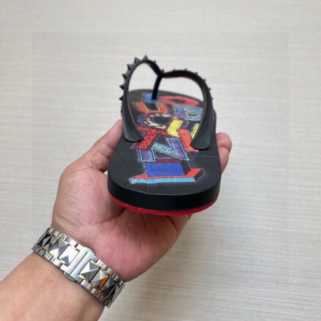  スタッズストラップ 軽快フォルム CHRISTIAN LOUBOUTIN クリスチャンルブタン コピー トングサンダル 話題沸騰 限定ムード