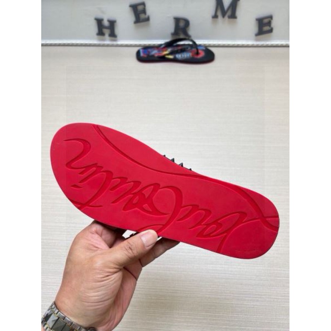  スタッズストラップ 軽快フォルム CHRISTIAN LOUBOUTIN クリスチャンルブタン コピー トングサンダル 話題沸騰 限定ムード