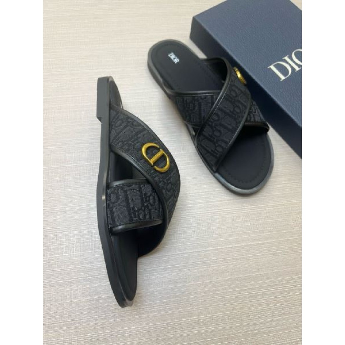 CDメタルポイント しなやかストラップ 安定フラット DIOR ディオール コピー サンダル 洗練カジュアル 注目集中 旬の即戦力