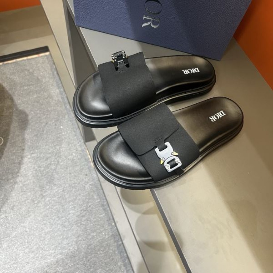メタルバックルアクセント 快適フィット 軽やか履き心地 DIOR ディオール コピー スライドサンダル 上品ミニマル 新作注目