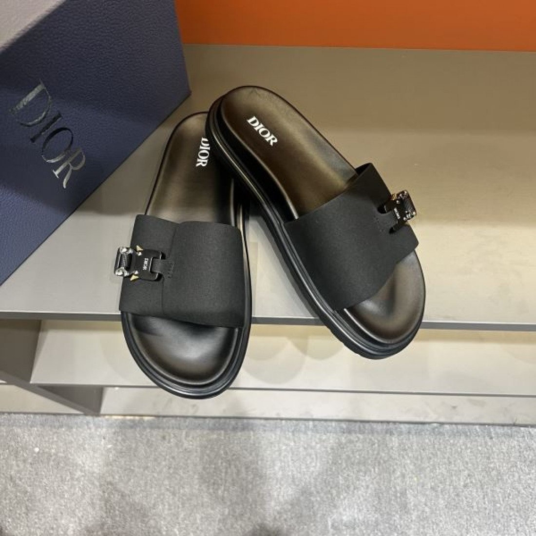 メタルバックルアクセント 快適フィット 軽やか履き心地 DIOR ディオール コピー スライドサンダル 上品ミニマル 新作注目