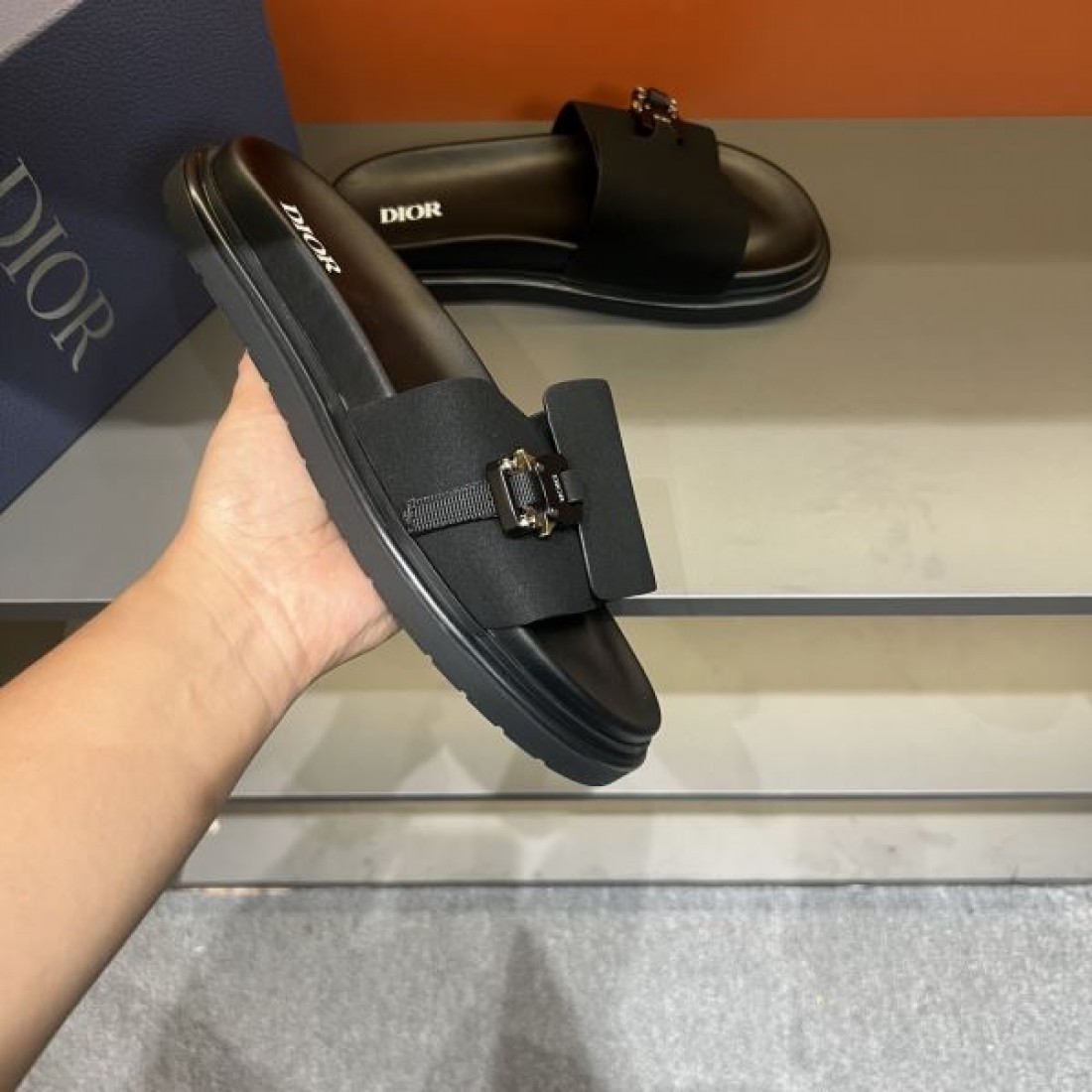 メタルバックルアクセント 快適フィット 軽やか履き心地 DIOR ディオール コピー スライドサンダル 上品ミニマル 新作注目