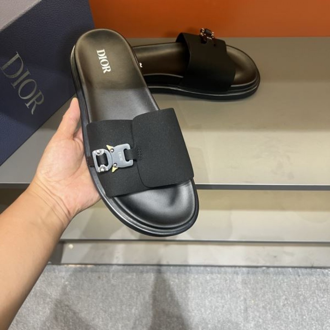 メタルバックルアクセント 快適フィット 軽やか履き心地 DIOR ディオール コピー スライドサンダル 上品ミニマル 新作注目