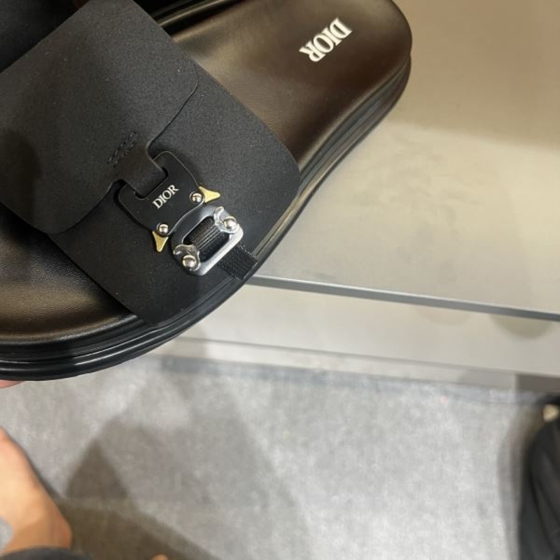 メタルバックルアクセント 快適フィット 軽やか履き心地 DIOR ディオール コピー スライドサンダル 上品ミニマル 新作注目