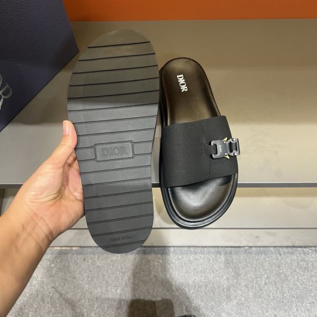 メタルバックルアクセント 快適フィット 軽やか履き心地 DIOR ディオール コピー スライドサンダル 上品ミニマル 新作注目