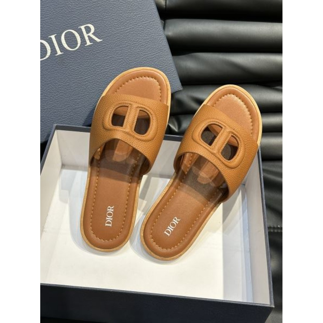 アイコニックモチーフ レザータッチ クッション中敷き DIOR ディオール コピー フラットサンダル 上品リゾート 旬顔セレクト