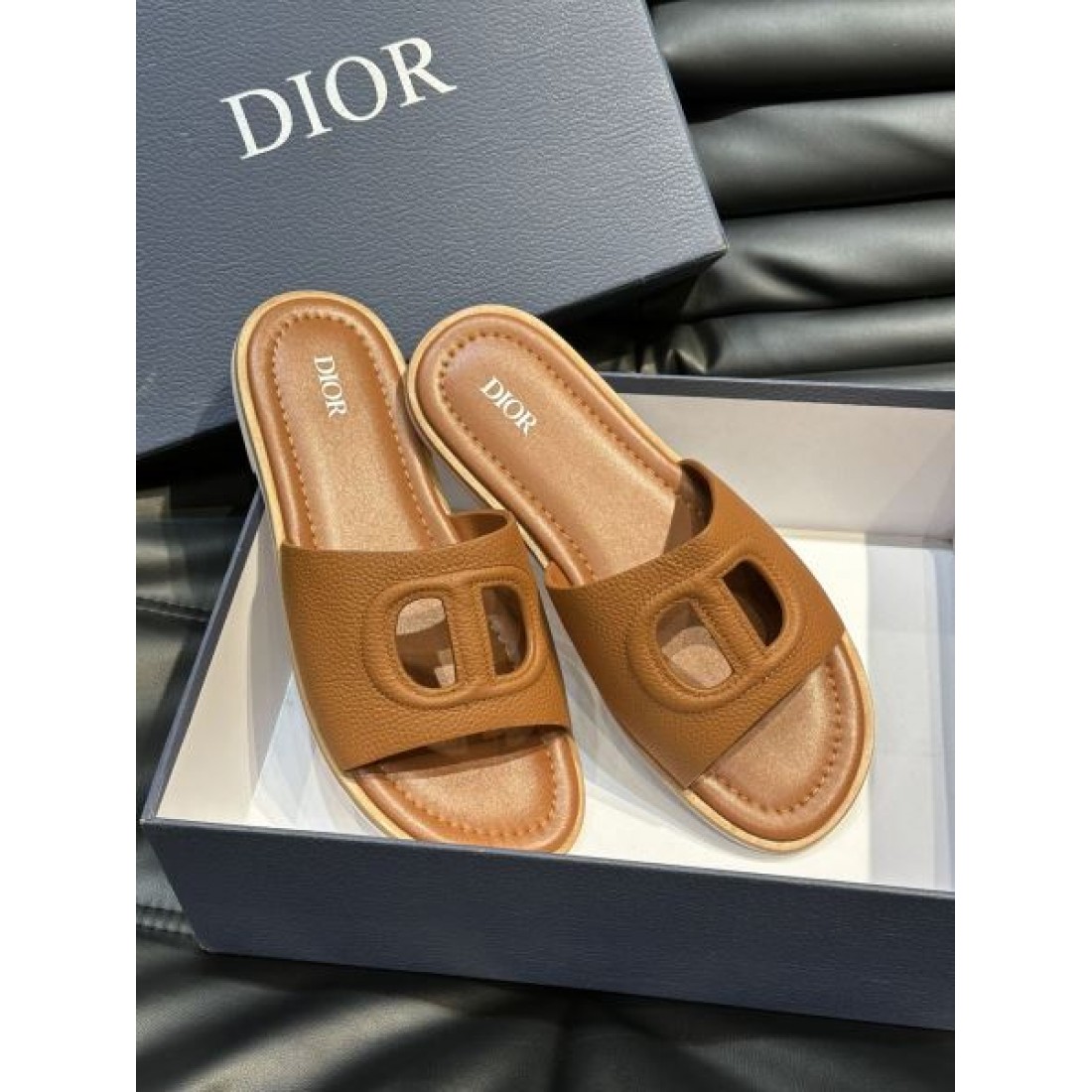 アイコニックモチーフ レザータッチ クッション中敷き DIOR ディオール コピー フラットサンダル 上品リゾート 旬顔セレクト
