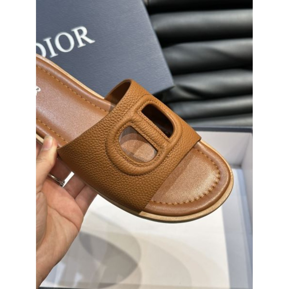アイコニックモチーフ レザータッチ クッション中敷き DIOR ディオール コピー フラットサンダル 上品リゾート 旬顔セレクト