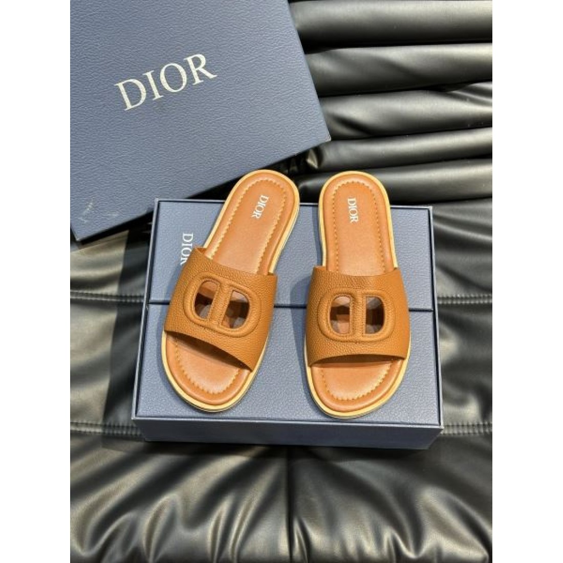 アイコニックモチーフ レザータッチ クッション中敷き DIOR ディオール コピー フラットサンダル 上品リゾート 旬顔セレクト