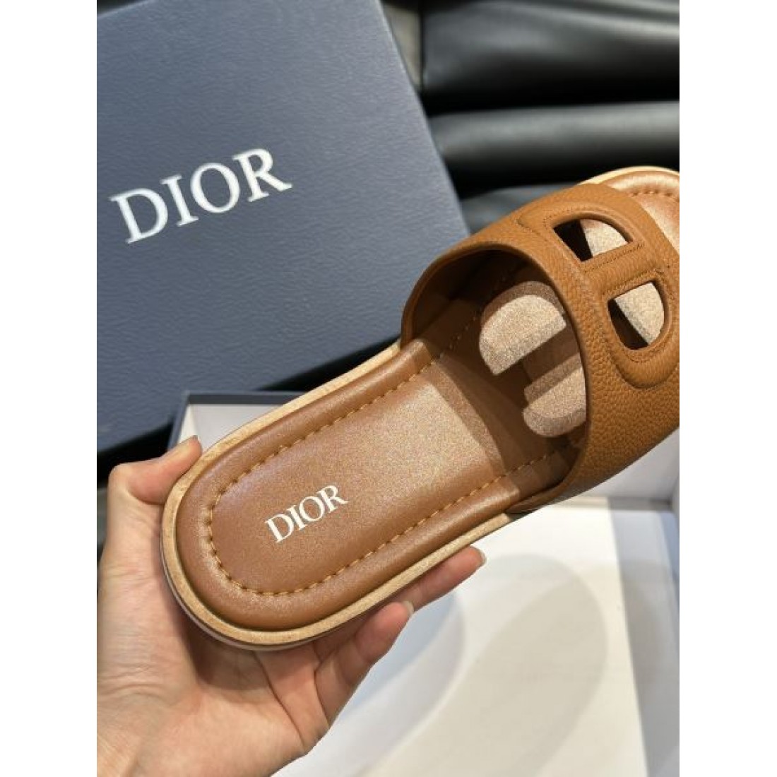 アイコニックモチーフ レザータッチ クッション中敷き DIOR ディオール コピー フラットサンダル 上品リゾート 旬顔セレクト