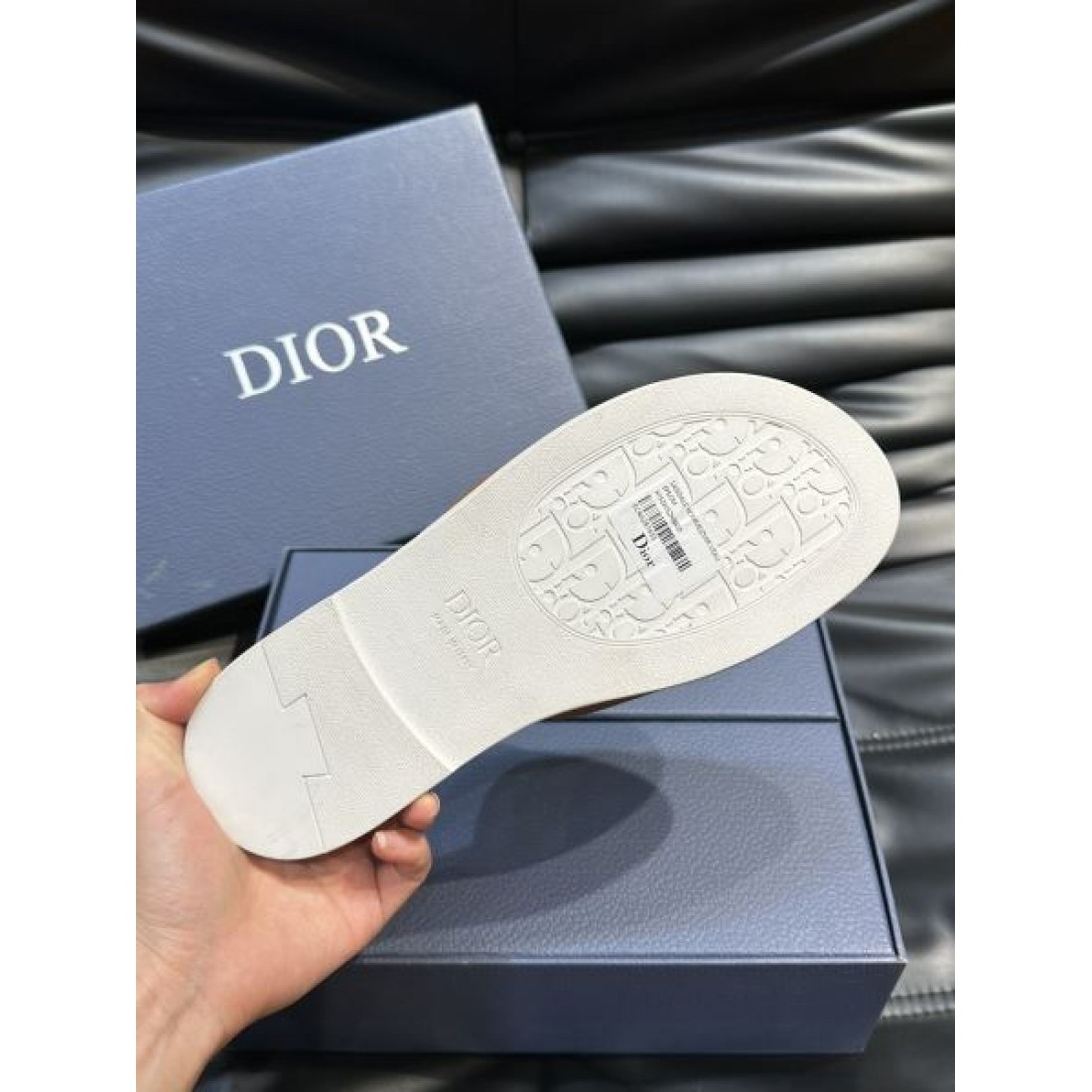 アイコニックモチーフ レザータッチ クッション中敷き DIOR ディオール コピー フラットサンダル 上品リゾート 旬顔セレクト