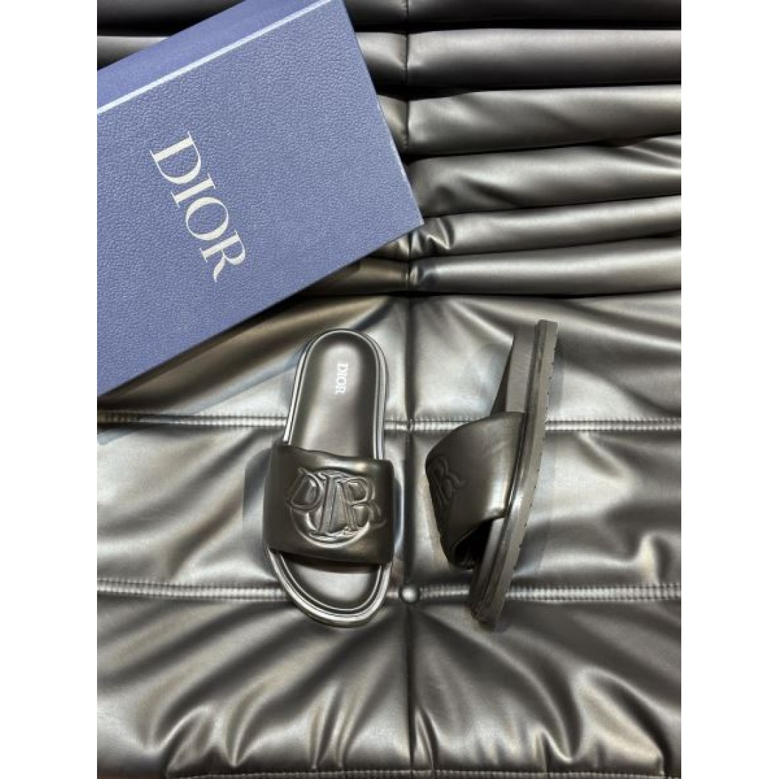立体CDモチーフ レザー調ワイドベルト ソフトインソール DIOR ディオール コピー スライドサンダル 限定セレクト 注目度急伸