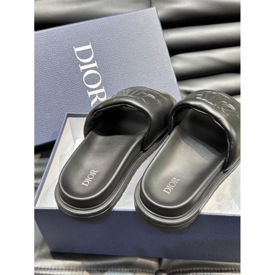 立体CDモチーフ レザー調ワイドベルト ソフトインソール DIOR ディオール コピー スライドサンダル 限定セレクト 注目度急伸