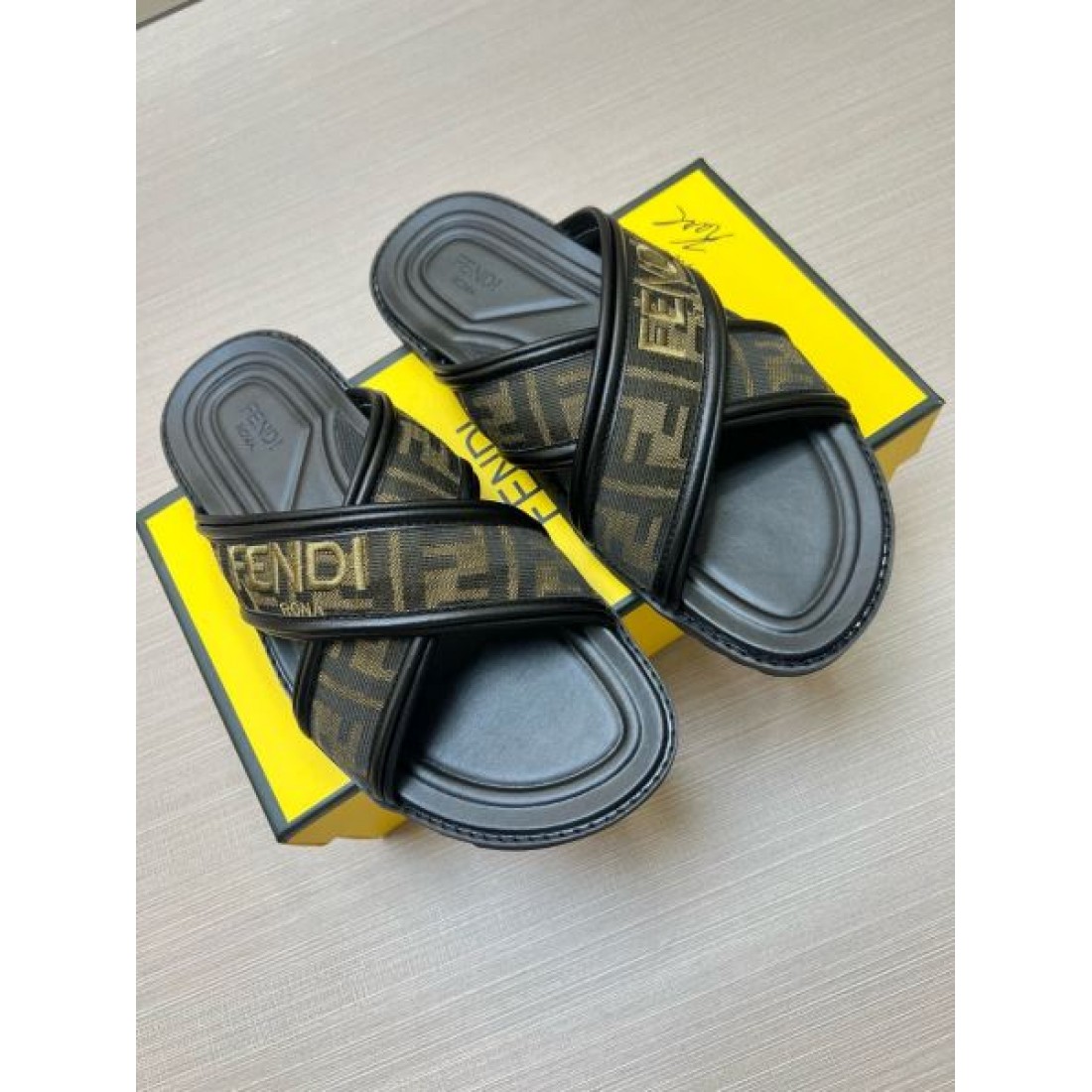 ワードレタリング FFキャンバス 成型フットベッド FENDI フェンディ コピー スライドサンダル 限定入荷 売れ筋本命