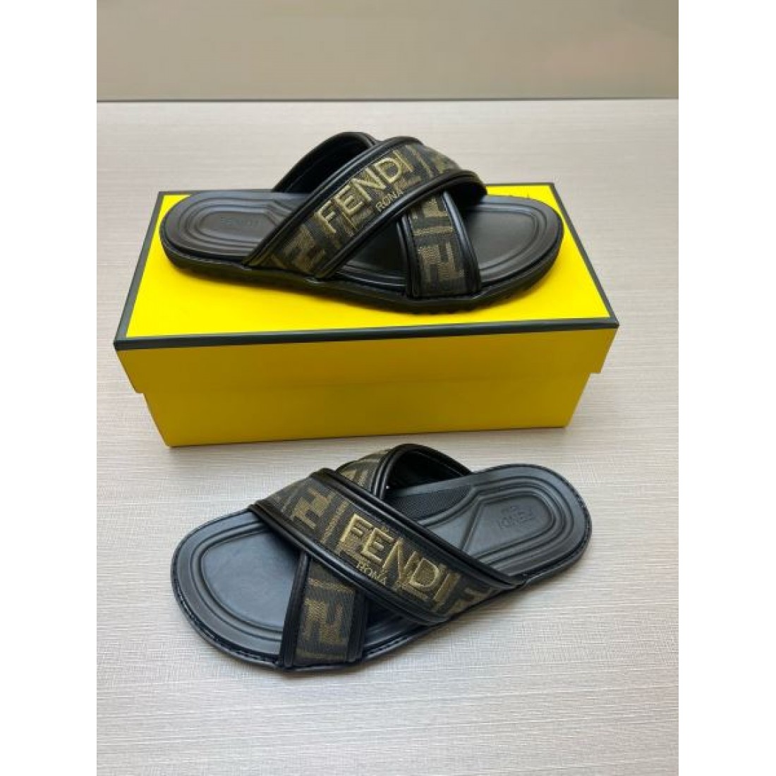 ワードレタリング FFキャンバス 成型フットベッド FENDI フェンディ コピー スライドサンダル 限定入荷 売れ筋本命