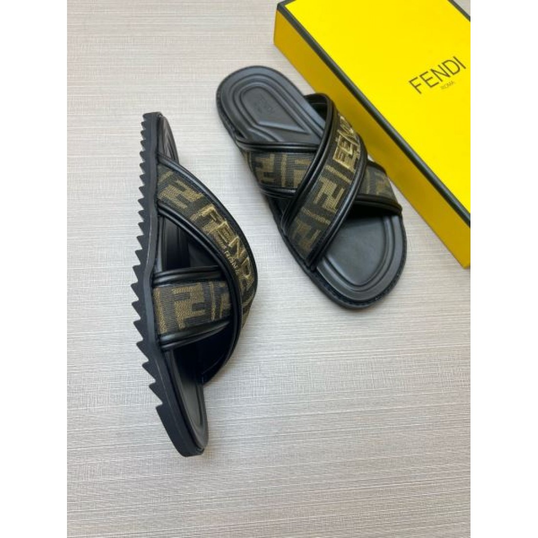 ワードレタリング FFキャンバス 成型フットベッド FENDI フェンディ コピー スライドサンダル 限定入荷 売れ筋本命