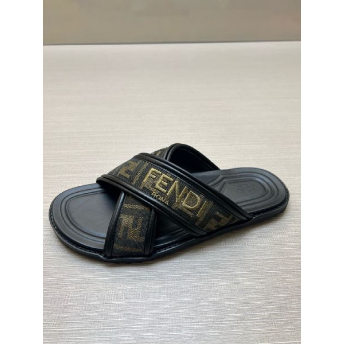 ワードレタリング FFキャンバス 成型フットベッド FENDI フェンディ コピー スライドサンダル 限定入荷 売れ筋本命