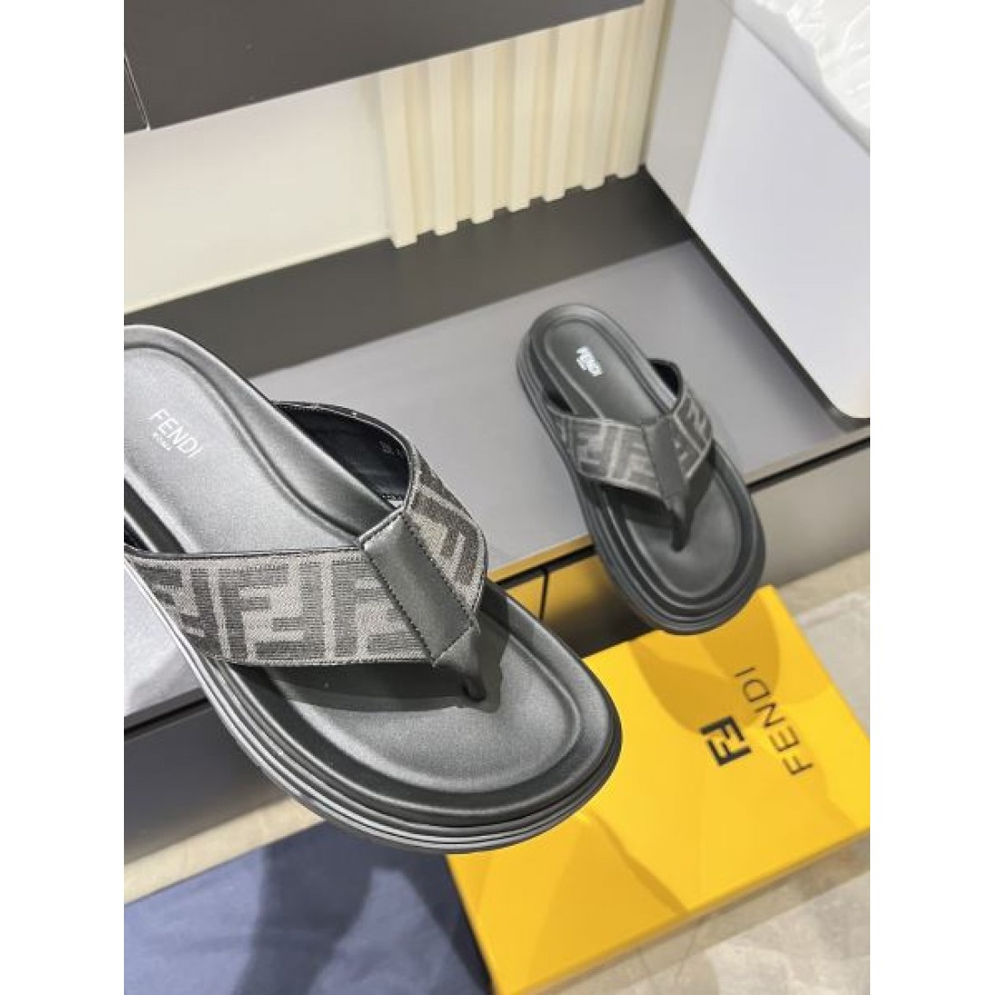 FFジャカード トングデザイン 軽量フットベッド FENDI フェンディ コピー サンダル リゾート映え 新着注目
