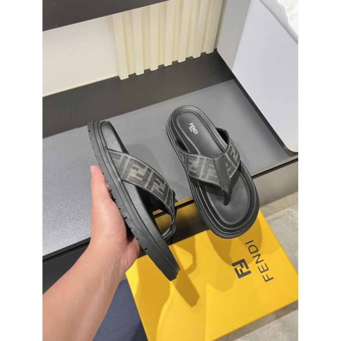 FFジャカード トングデザイン 軽量フットベッド FENDI フェンディ コピー サンダル リゾート映え 新着注目