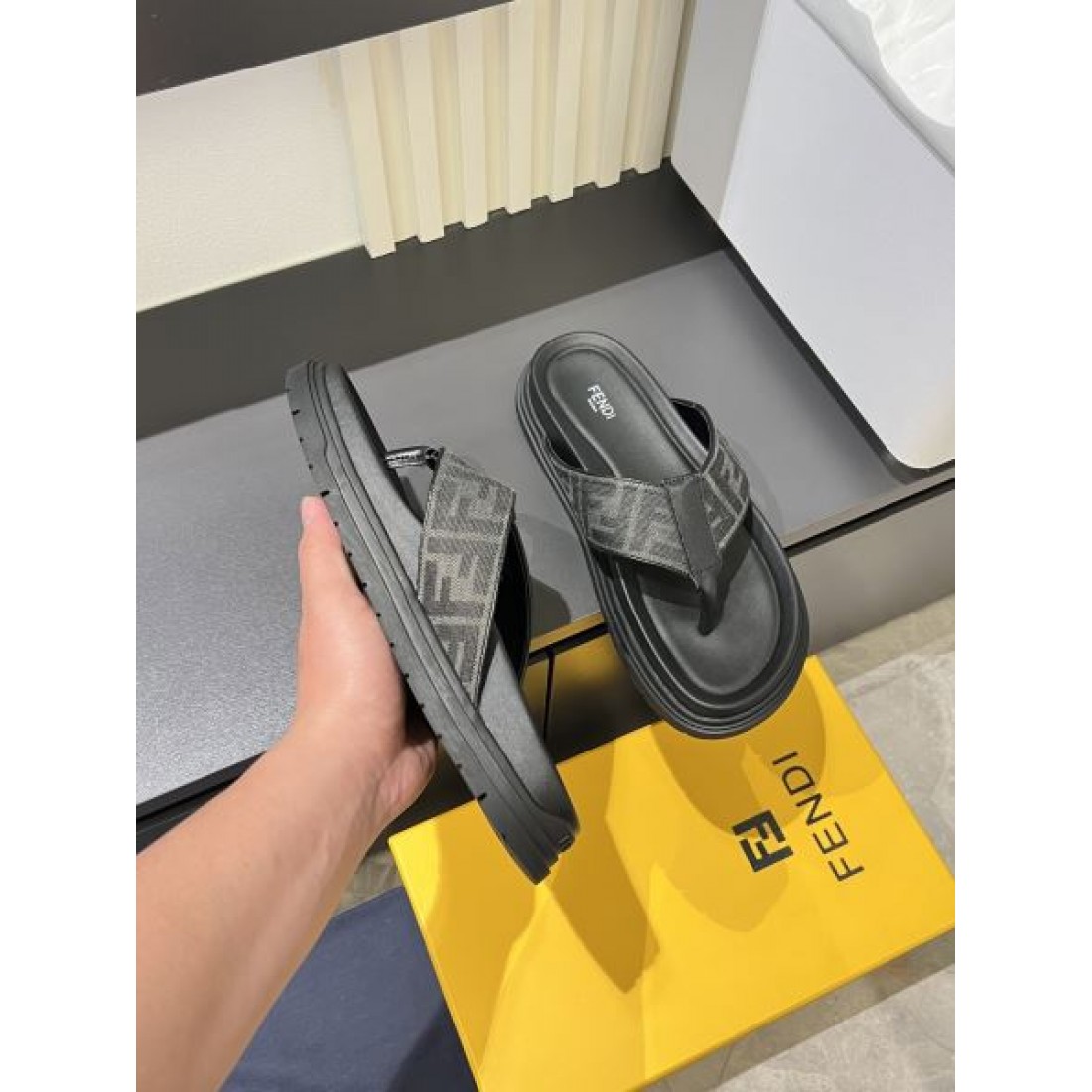 FFジャカード トングデザイン 軽量フットベッド FENDI フェンディ コピー サンダル リゾート映え 新着注目