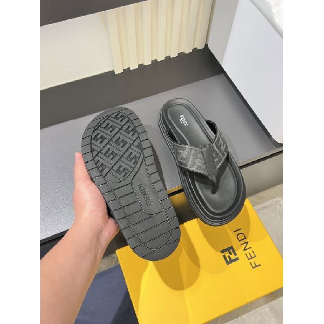 FFジャカード トングデザイン 軽量フットベッド FENDI フェンディ コピー サンダル リゾート映え 新着注目
