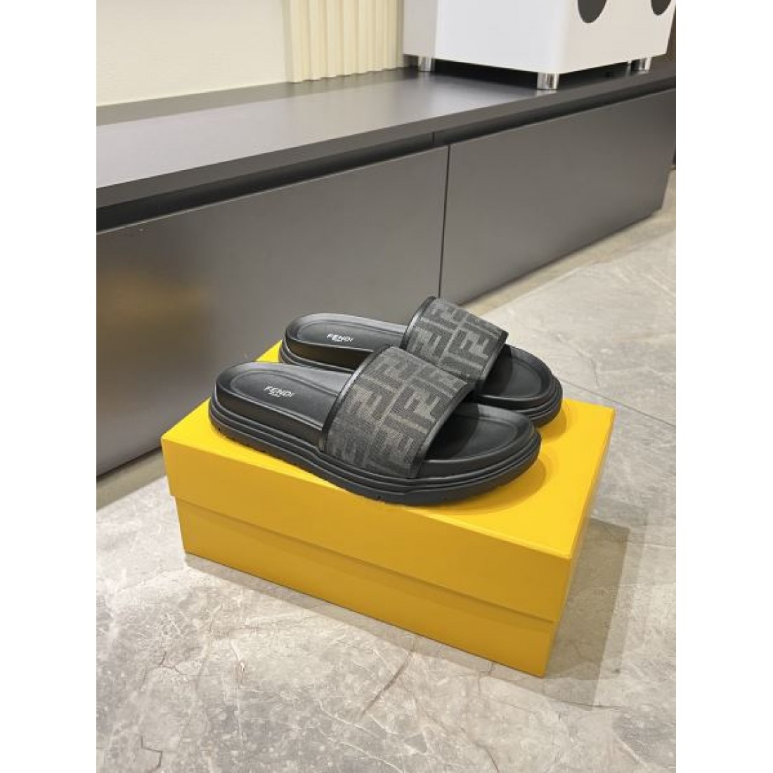 ジャカード調モノグラム グレートーン クッションフットベッド FENDI フェンディ コピー スライドサンダル 注目セレクト