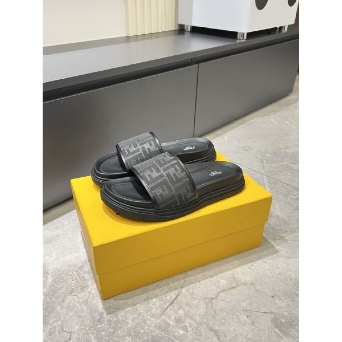 ジャカード調モノグラム グレートーン クッションフットベッド FENDI フェンディ コピー スライドサンダル 注目セレクト
