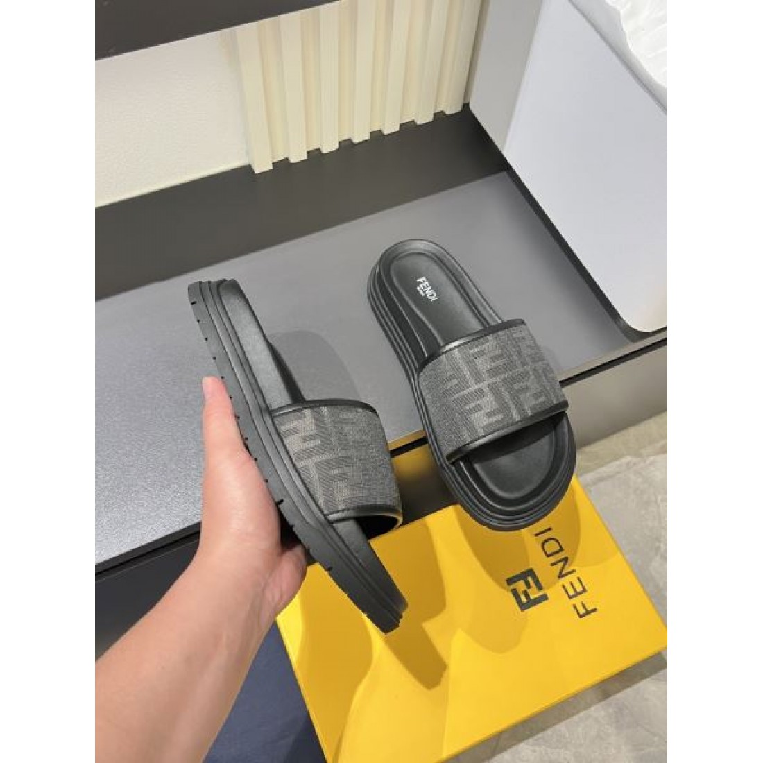 ジャカード調モノグラム グレートーン クッションフットベッド FENDI フェンディ コピー スライドサンダル 注目セレクト