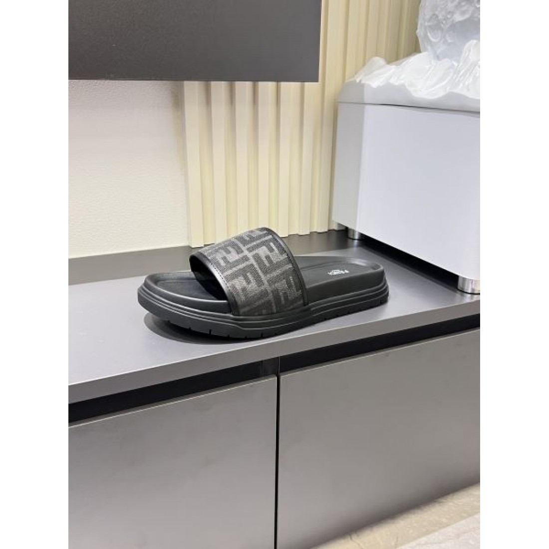 ジャカード調モノグラム グレートーン クッションフットベッド FENDI フェンディ コピー スライドサンダル 注目セレクト