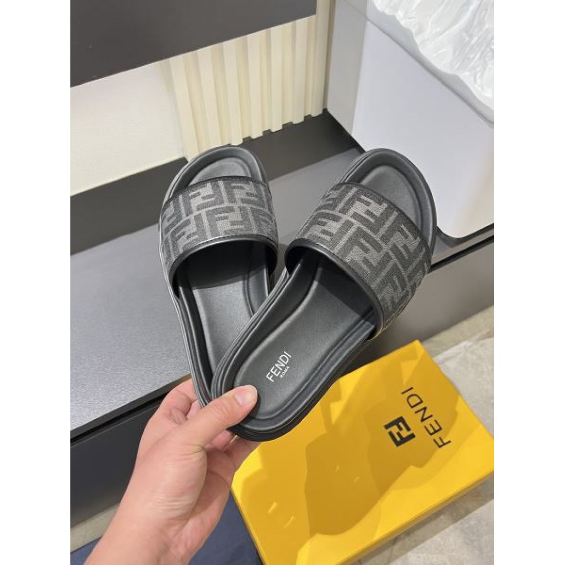 ジャカード調モノグラム グレートーン クッションフットベッド FENDI フェンディ コピー スライドサンダル 注目セレクト