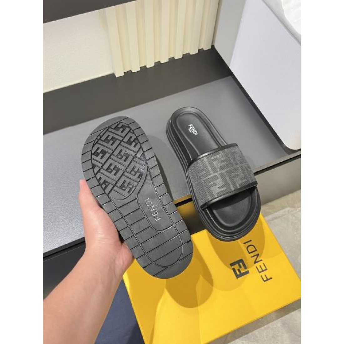 ジャカード調モノグラム グレートーン クッションフットベッド FENDI フェンディ コピー スライドサンダル 注目セレクト