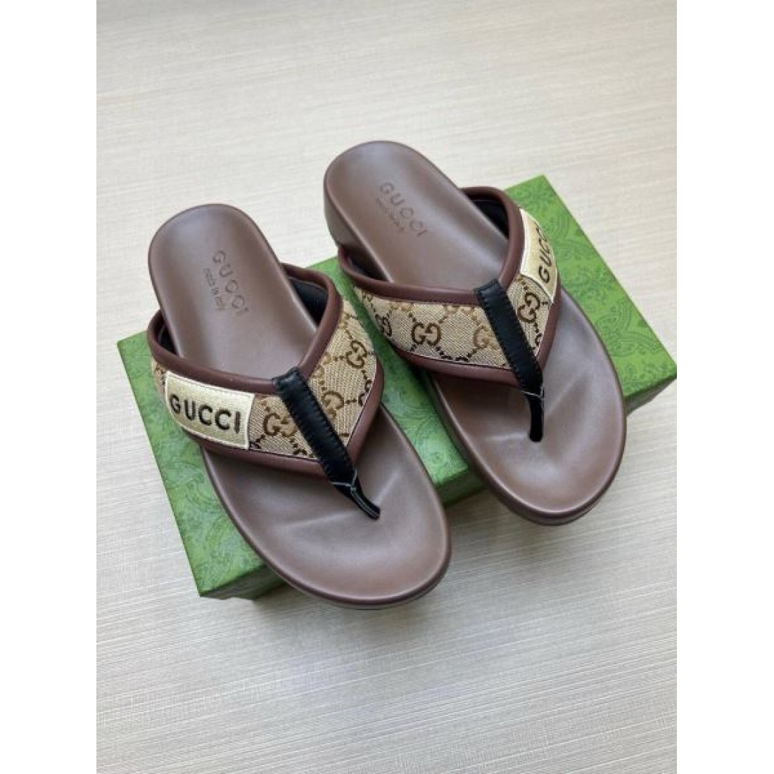 ロゴプレート モノグラムベルト 軽快フットベッド GUCCI グッチ コピー ビーチサンダル 休日映え