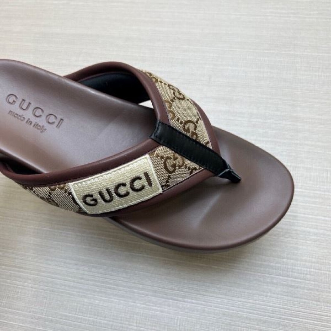 ロゴプレート モノグラムベルト 軽快フットベッド GUCCI グッチ コピー ビーチサンダル 休日映え