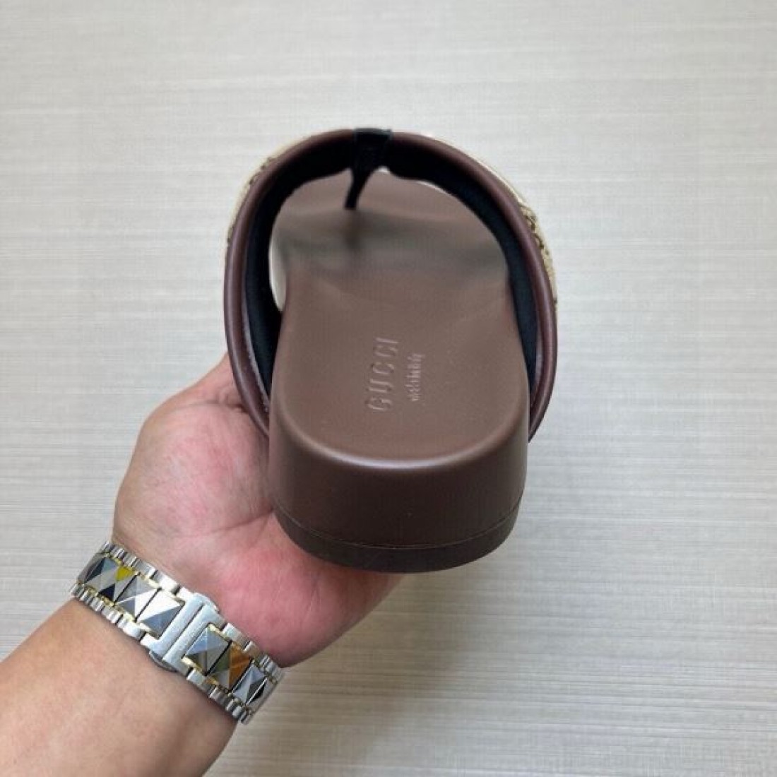 ロゴプレート モノグラムベルト 軽快フットベッド GUCCI グッチ コピー ビーチサンダル 休日映え