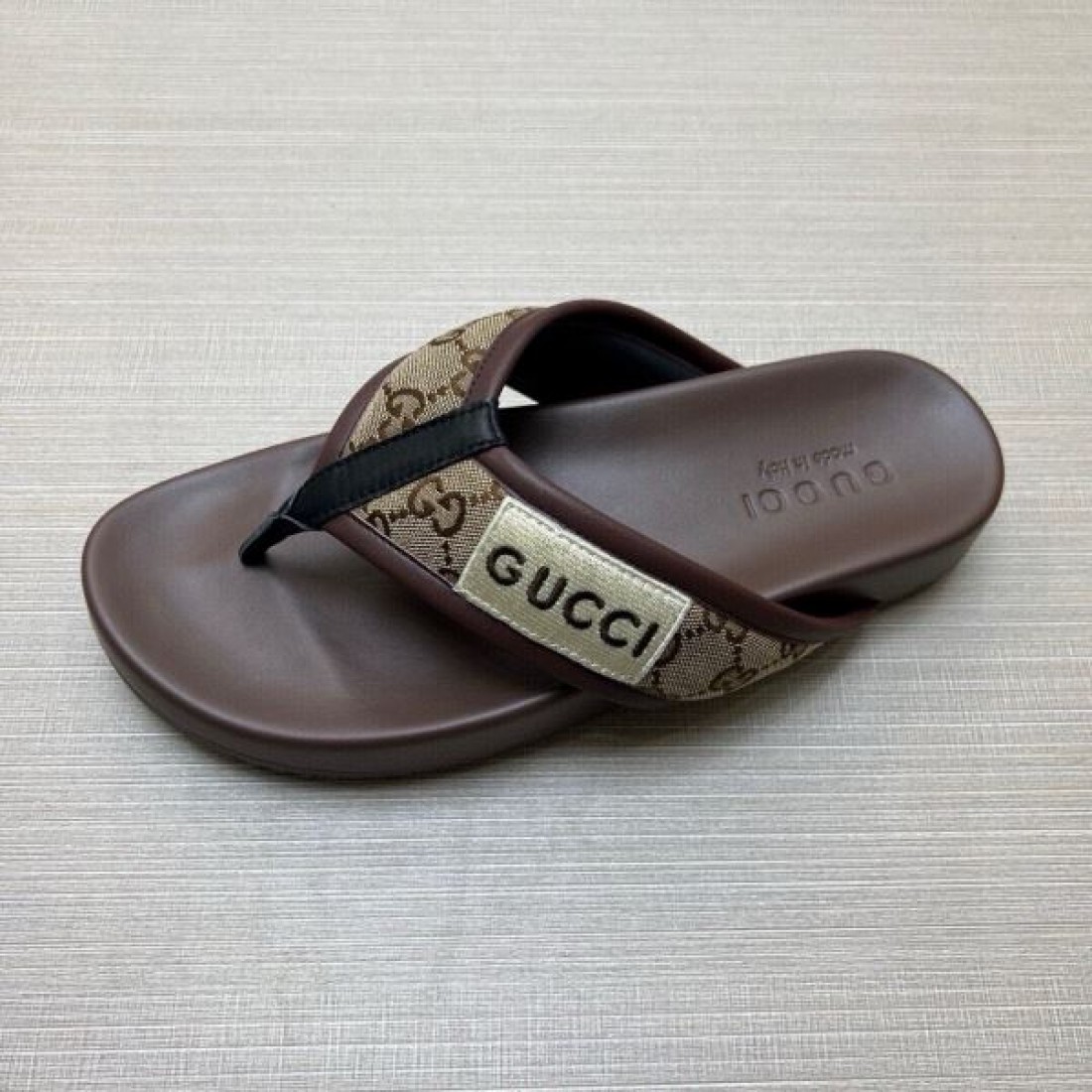 ロゴプレート モノグラムベルト 軽快フットベッド GUCCI グッチ コピー ビーチサンダル 休日映え