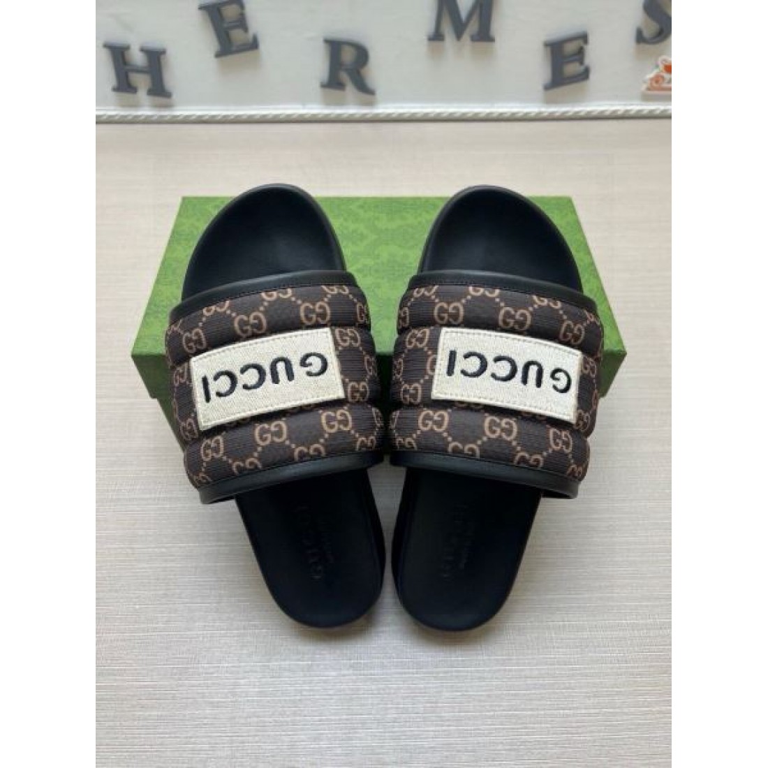 パデッドGGパターン ワイドアッパー ホワイトネーム GUCCI グッチ コピー シャワーサンダル 売れ筋候補