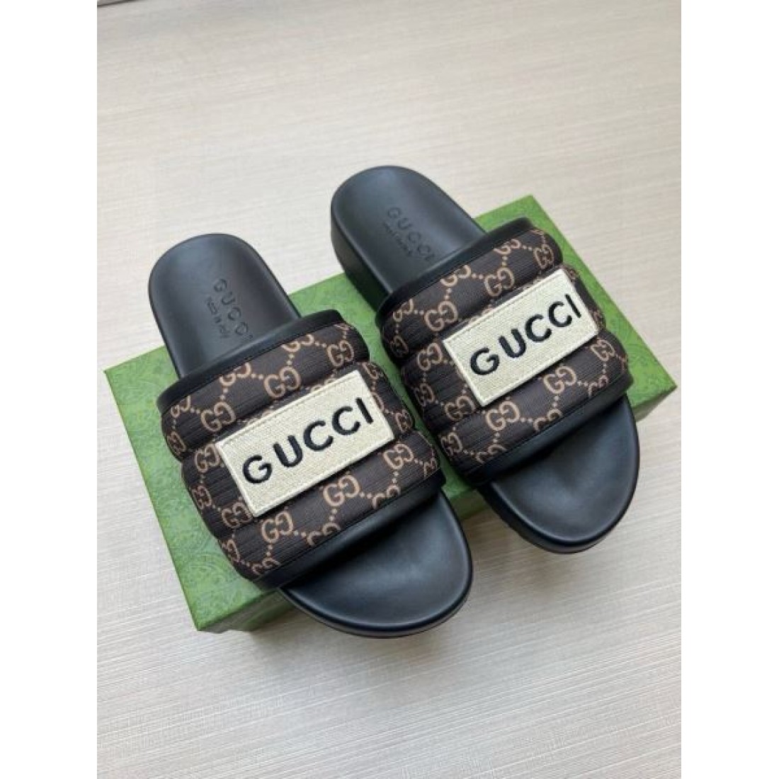 パデッドGGパターン ワイドアッパー ホワイトネーム GUCCI グッチ コピー シャワーサンダル 売れ筋候補