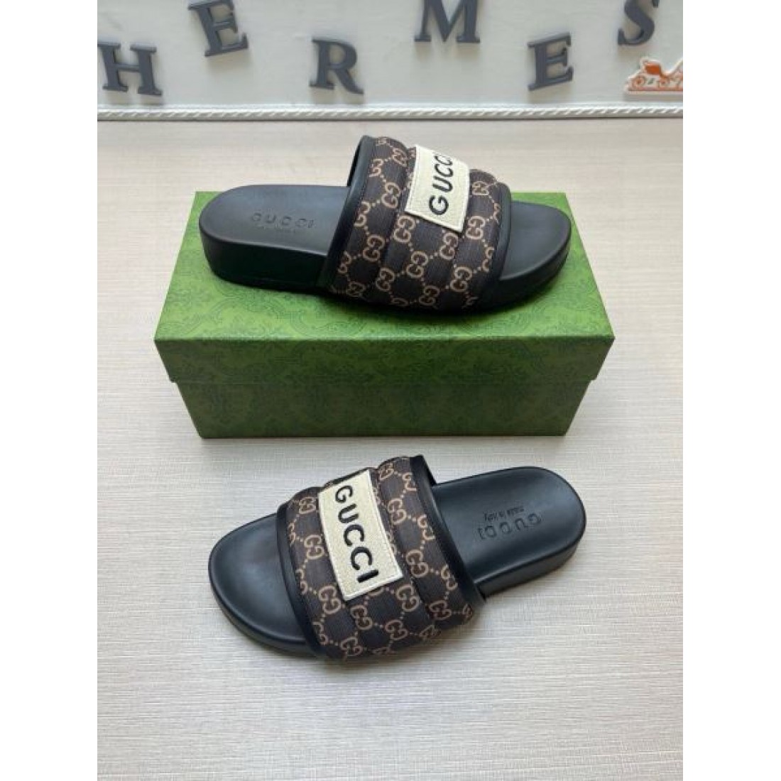 パデッドGGパターン ワイドアッパー ホワイトネーム GUCCI グッチ コピー シャワーサンダル 売れ筋候補