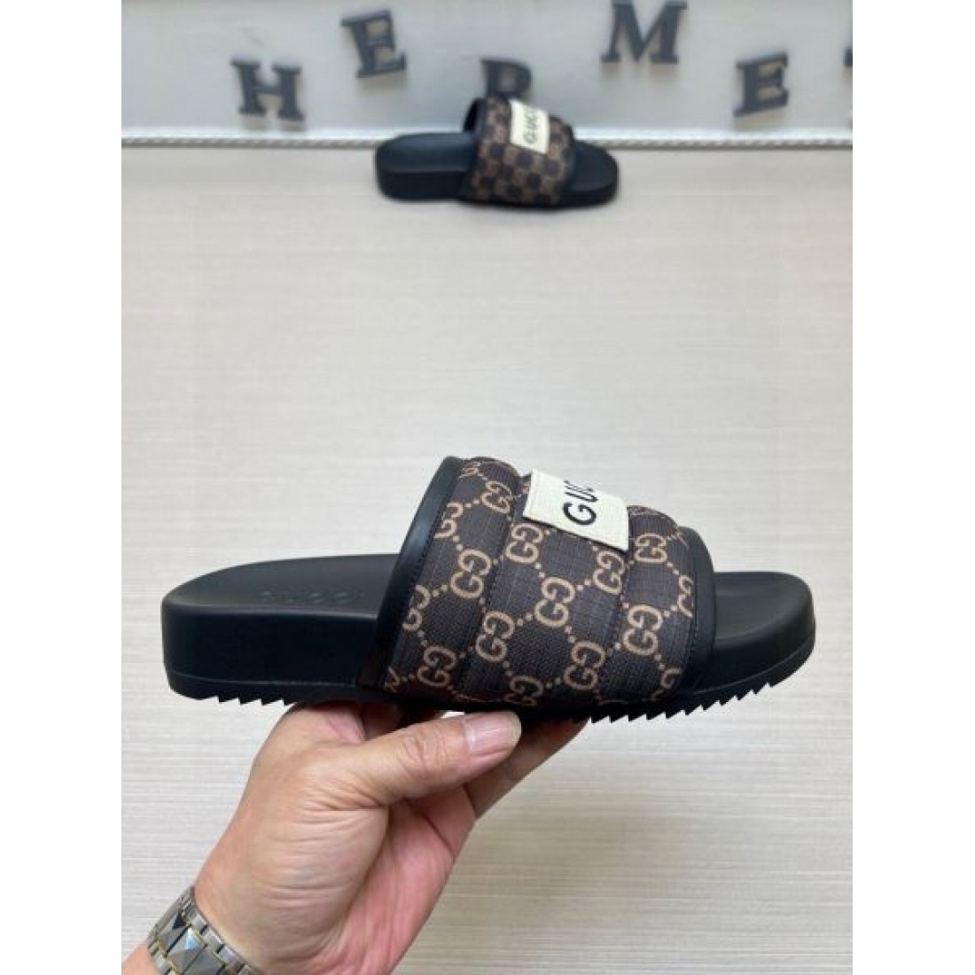 パデッドGGパターン ワイドアッパー ホワイトネーム GUCCI グッチ コピー シャワーサンダル 売れ筋候補