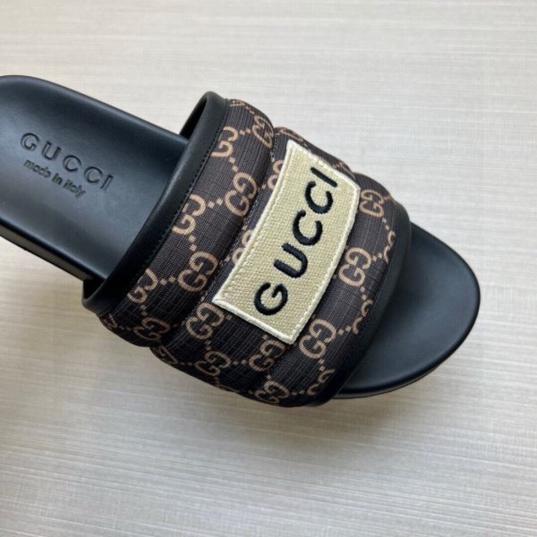 パデッドGGパターン ワイドアッパー ホワイトネーム GUCCI グッチ コピー シャワーサンダル 売れ筋候補