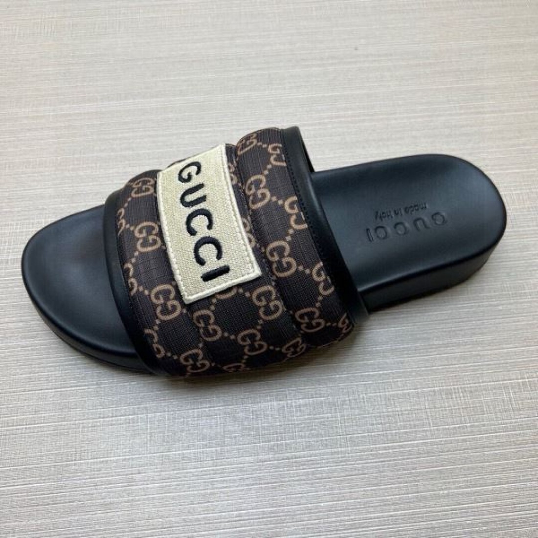 パデッドGGパターン ワイドアッパー ホワイトネーム GUCCI グッチ コピー シャワーサンダル 売れ筋候補