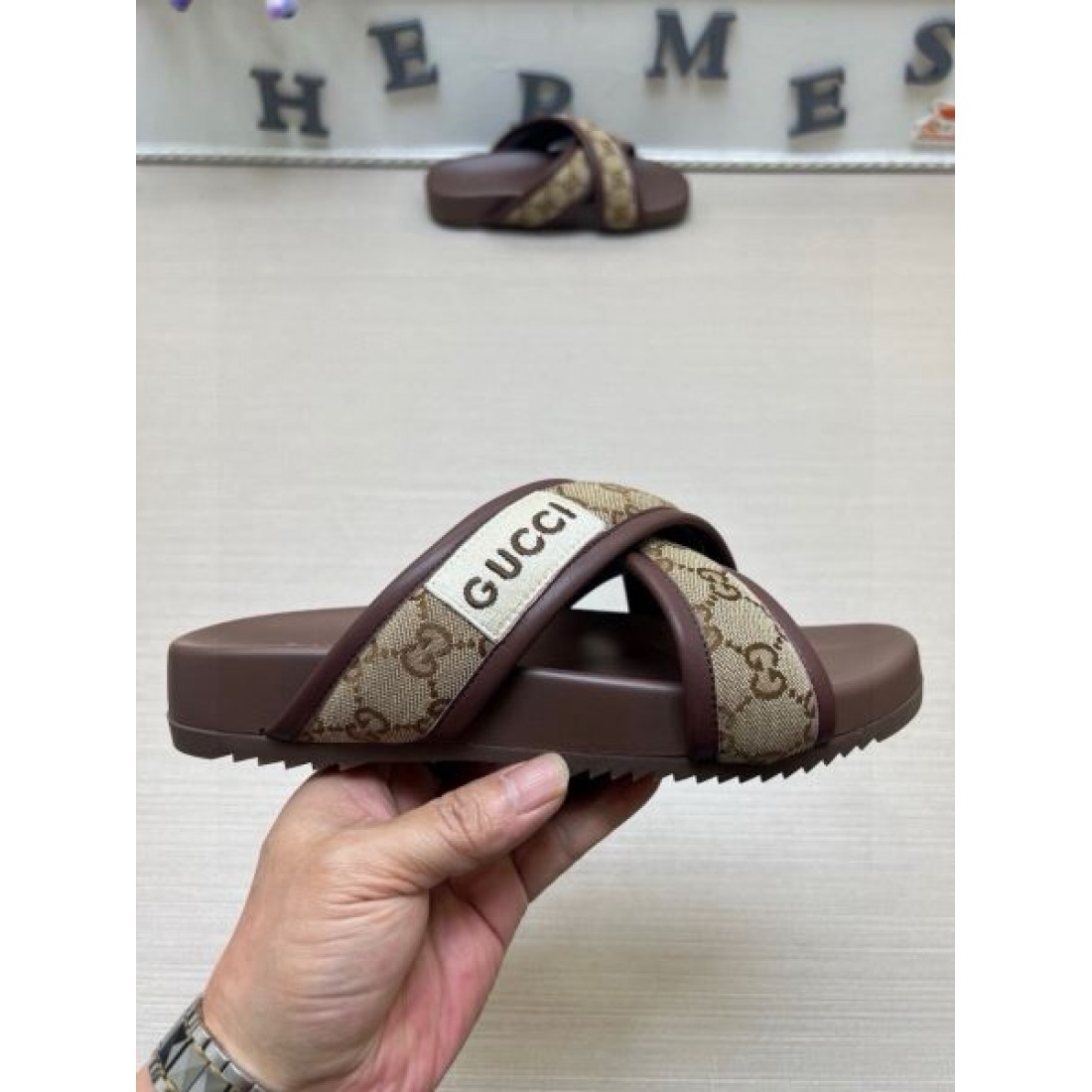GGキャンバス ブラウンパイピング ロゴプレート GUCCI グッチ コピー サンダル 限定デザイン