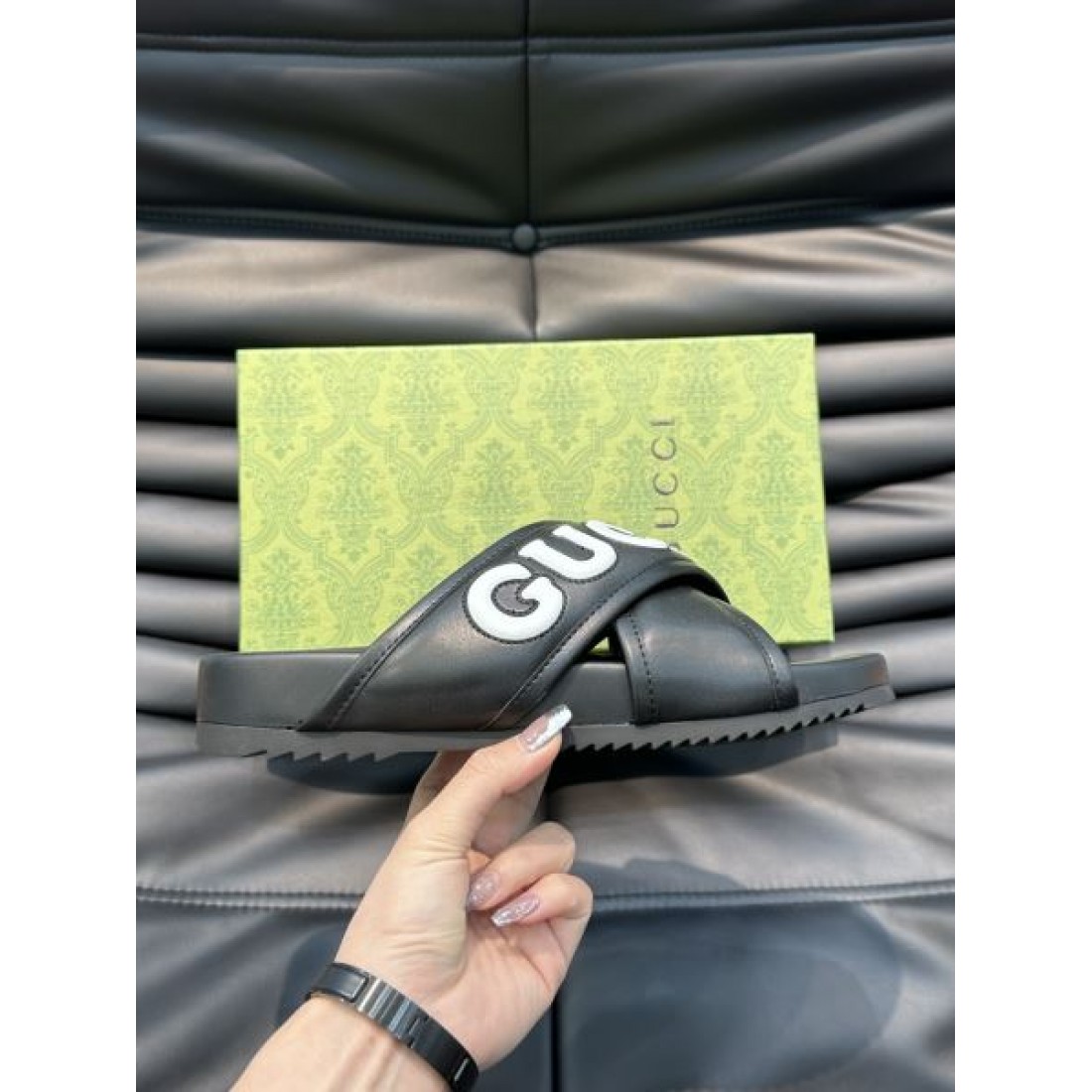 アシンメトリー文字 足当たりなめらか 安定フォルム GUCCI グッチ コピー サンダル 即戦力モデル コーデ映え モードカジュアル